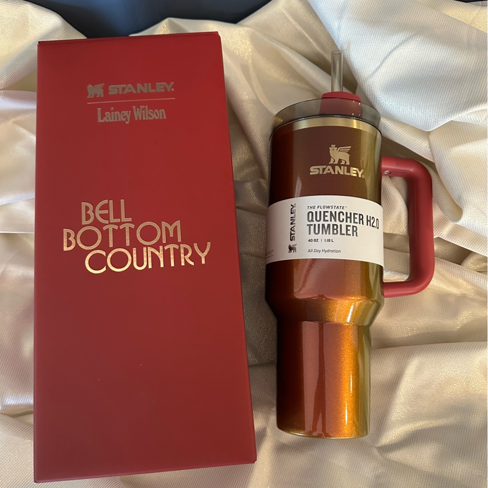 Lainey Wilson x Stanley “Country Gold” 40oz In Hand
